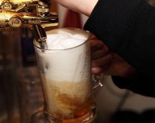 ¿Cómo servir correctamente una cerveza?