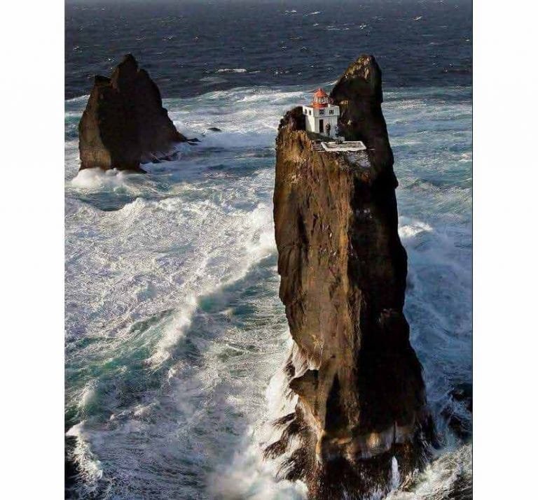 Pridrangar un faro aislado del mundo Pridrangar un faro aislado del mundo