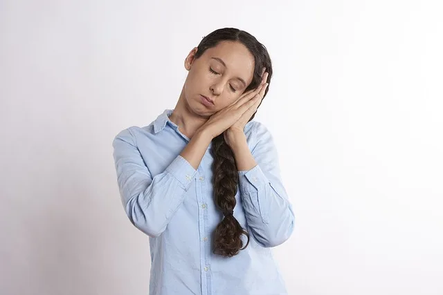 ¿Cuál es el origen y significado de la expresión siesta de pijama y orinal