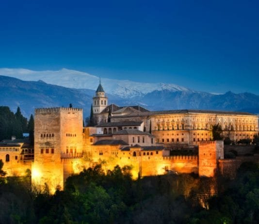 La Alhambra bajo las estrellas: una visita nocturna que no olvidarás La Alhambra bajo las estrellas: una visita nocturna que no olvidarás