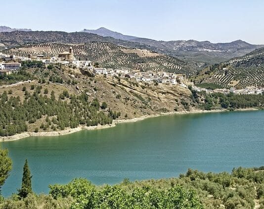 Pantano de Iznájar: El Lago de Andalucía y su Impacto Turístico Pantano de Iznájar