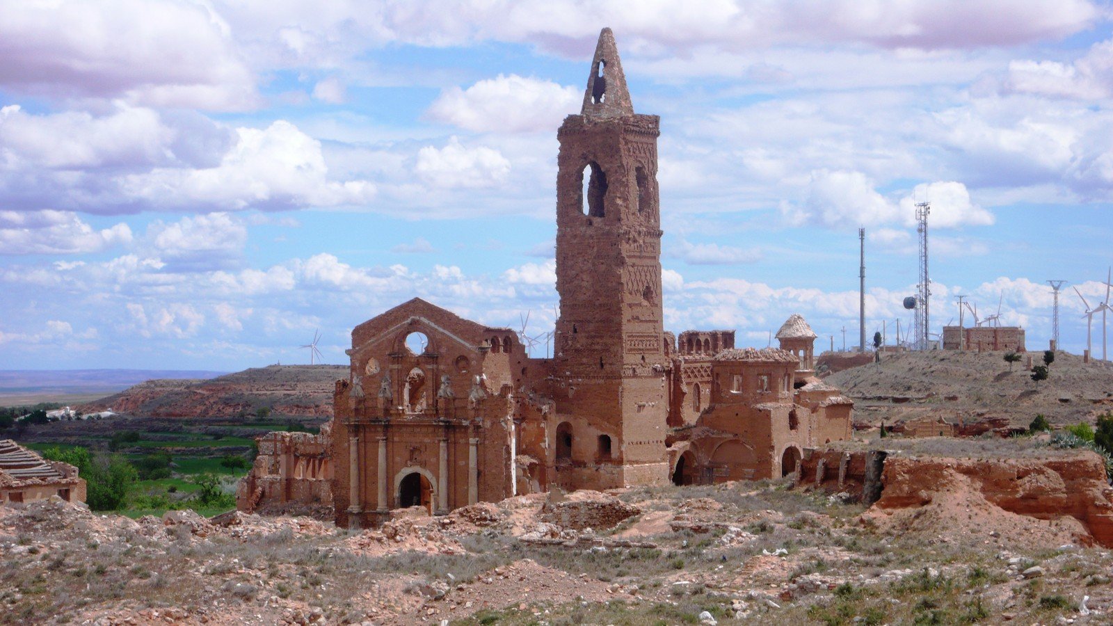 Ruinas de la iglesia de San Martín de Tours en Belchite Viejo (Zaragoza)
