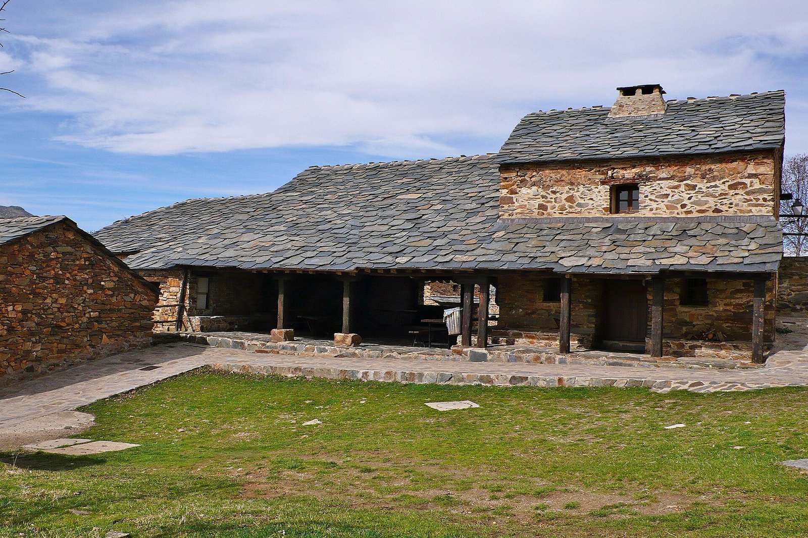 Casa de arquitectura negra de pizarra en los Pueblos Negros de Guadalajara