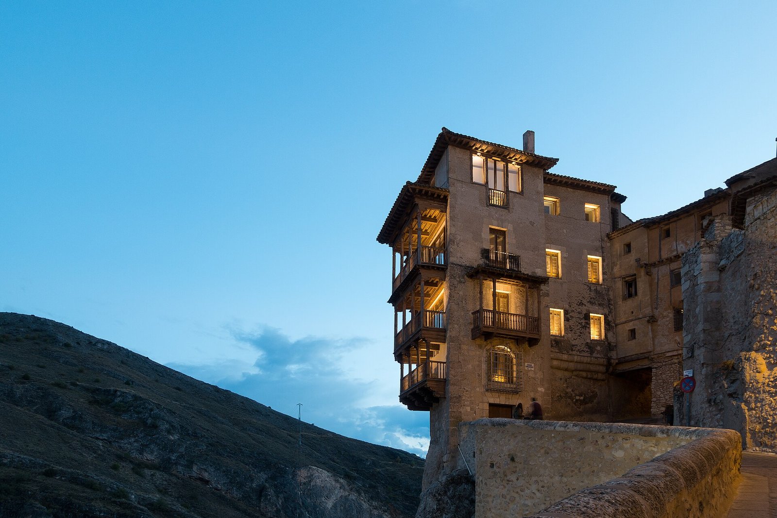 Casas Colgadas de Cuenca asomadas a la hoz del Huécar