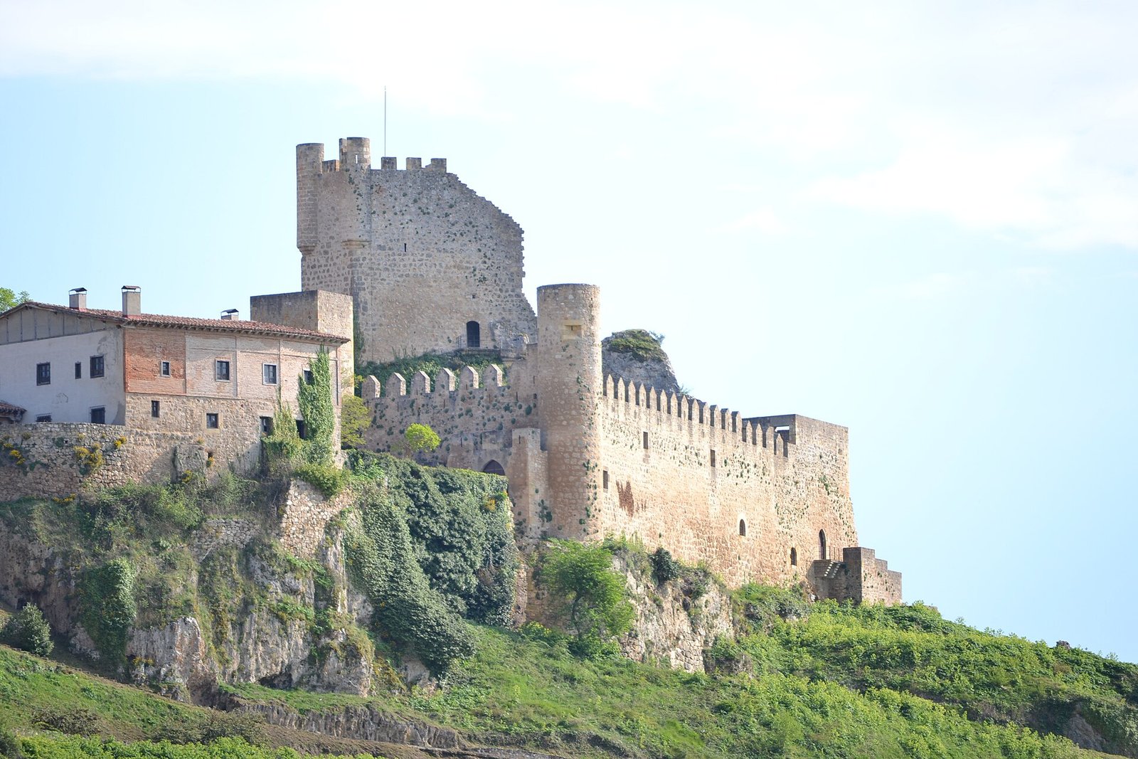 Castillo de Frías sobre la roca, en Las Merindades (Burgos)
