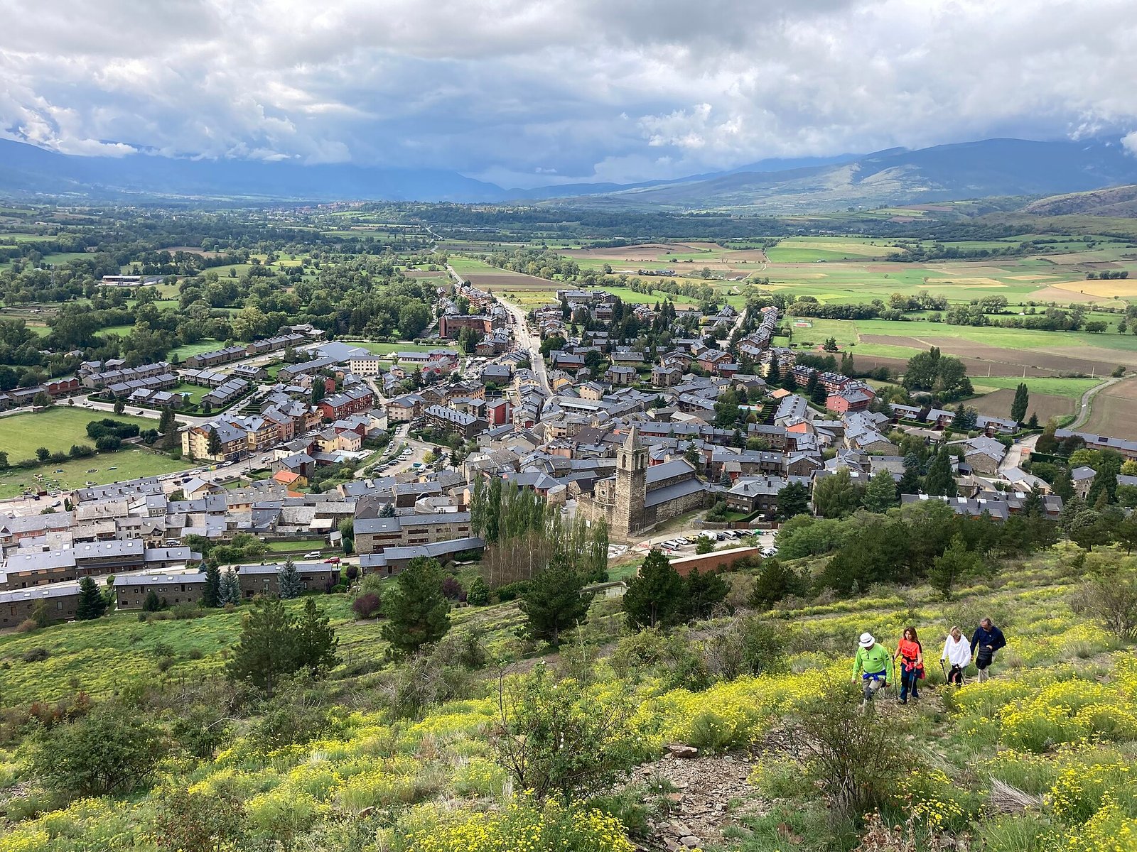 Vista del pueblo de Llívia en la Cerdanya, enclave español rodeado por Francia