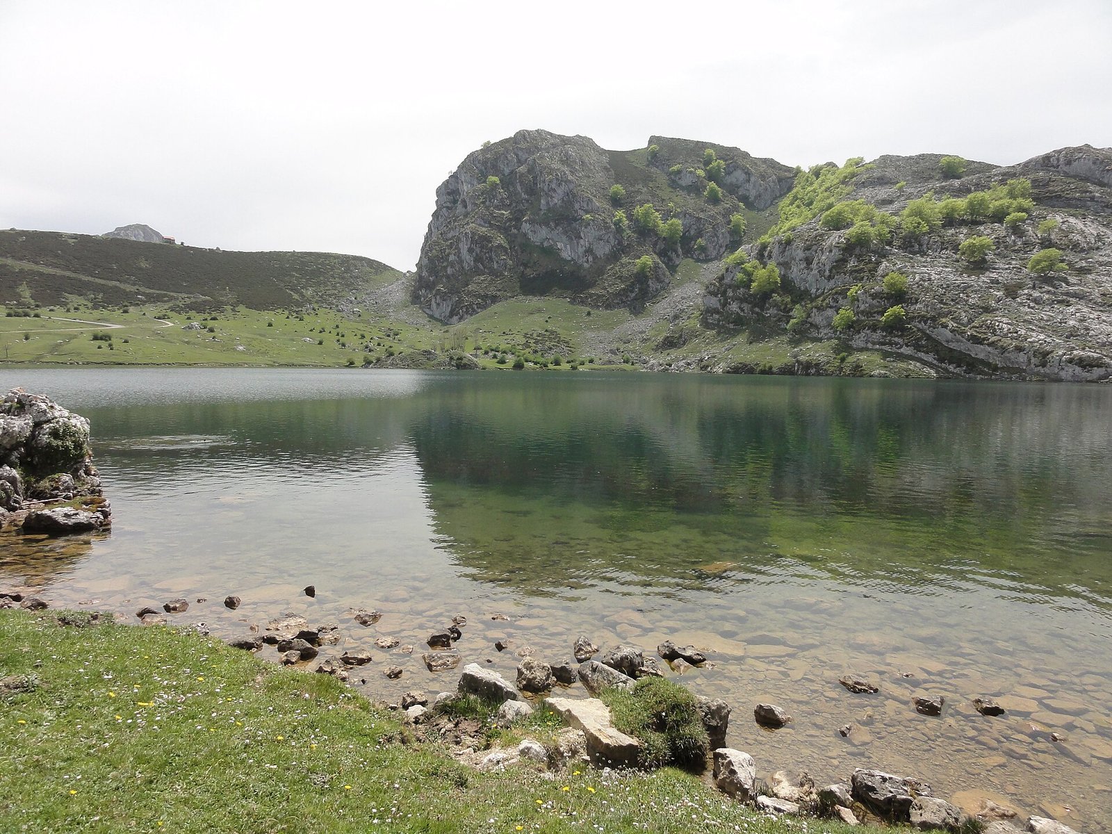 Lago Enol en los Lagos de Covadonga, Picos de Europa, Asturias