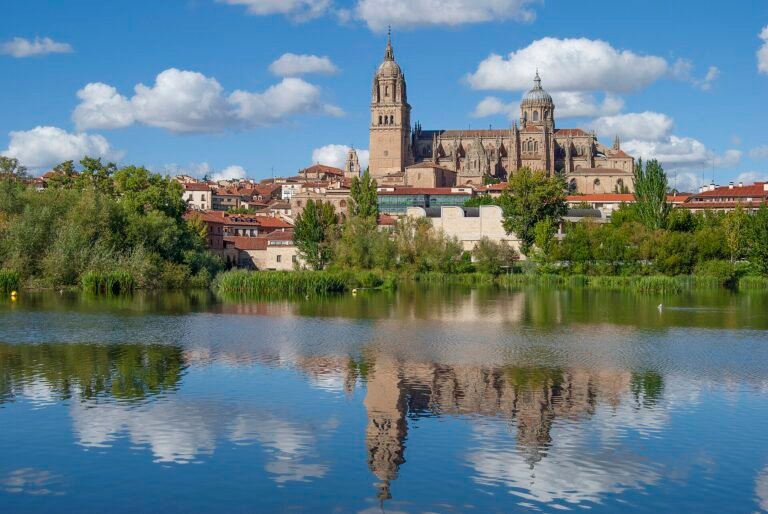 Frías, la ciudad más pequeña de España: qué ver en este pueblo de Burgos